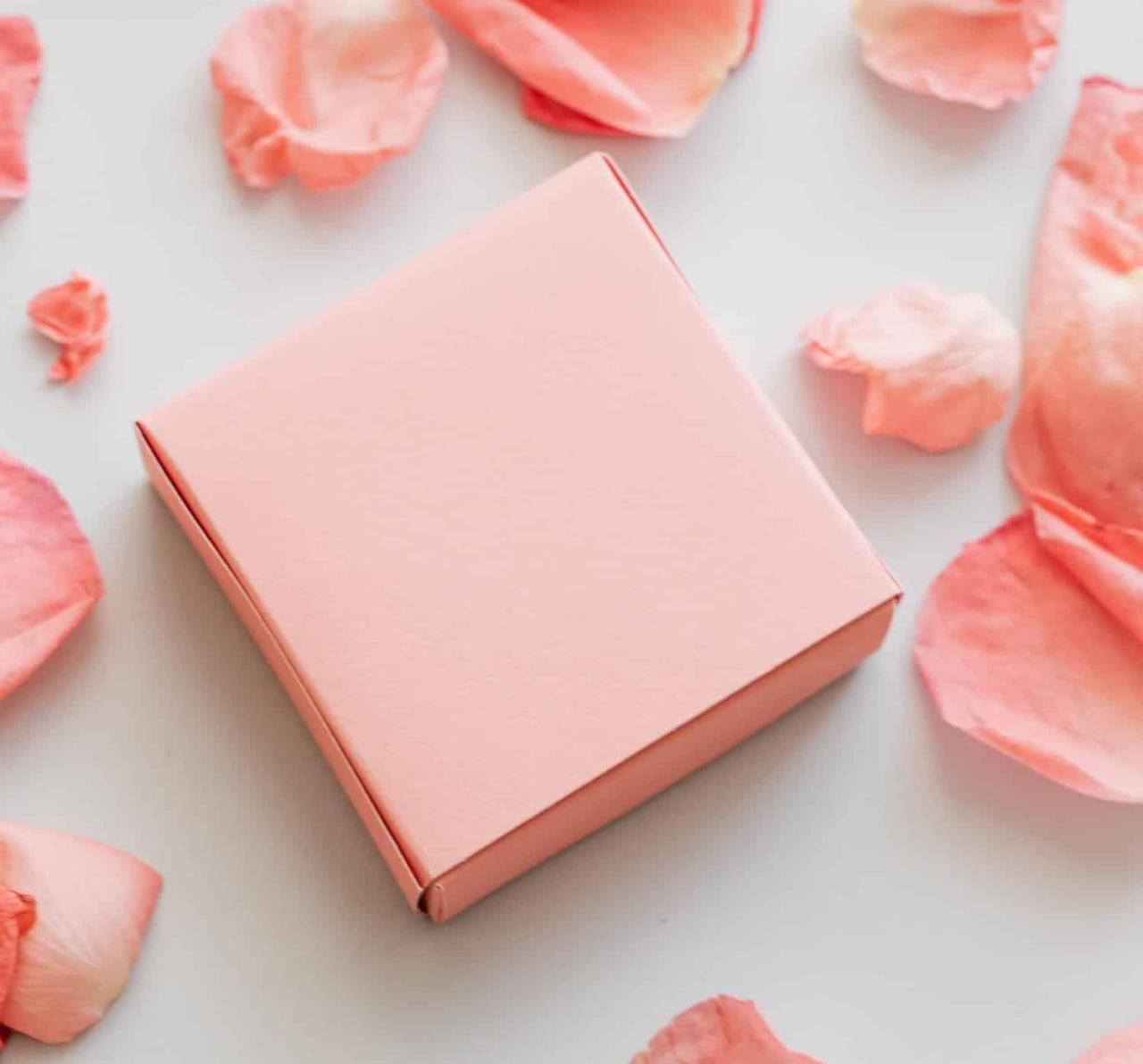 Motif floral poudré évoquant le conditionnement du produit